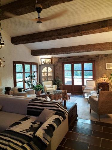 - un grand salon avec un lit et un canapé dans l'établissement Le pre des huppes, à Salernes