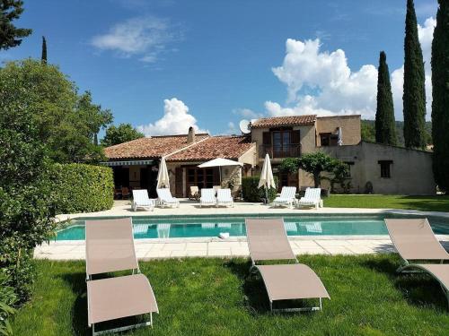 une villa avec piscine et une maison dans l'établissement Le pre des huppes, à Salernes