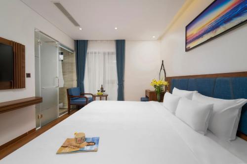 Postel nebo postele na pokoji v ubytování Ruby Star Da Nang - Central My Khe Beach
