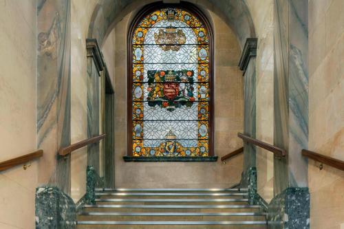 利物浦的住宿－Aloft Liverpool，一座带彩色玻璃窗的建筑中的楼梯