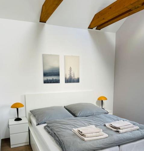 um quarto branco com uma cama com toalhas em Traumvilla im Herzen Hainichens em Hainichen