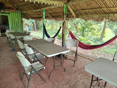 a group of tables and chairs in a tent at Finca Agroturistica Villaverde in Nuevo Chagres