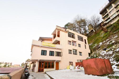 ein Gebäude an der Seite eines Berges in der Unterkunft OYO Flagship Hotel Unique in Shimla