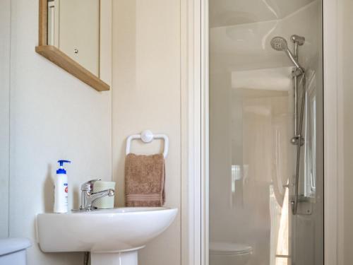 a bathroom with a sink and a shower at Hillcrest Caravan - Uk44798 in Hemswell