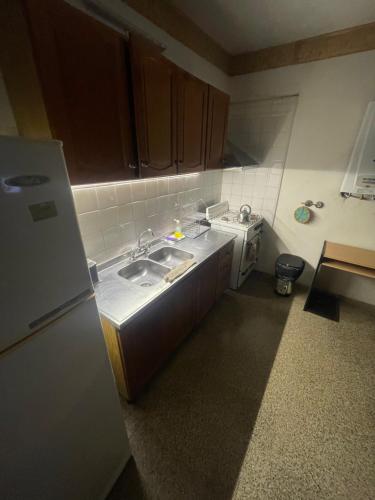 a small kitchen with a sink and a refrigerator at Dulce hogar in La Banda