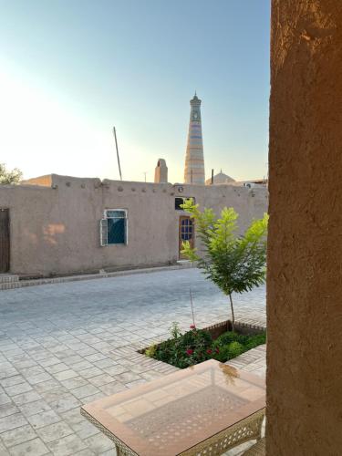 un patio con un edificio con una torre en el fondo en SAID-MAXSUM en Khiva