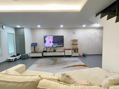 un soggiorno con divano e TV a schermo piatto di Double storey and half 4r3b karaoke lami a Cheras
