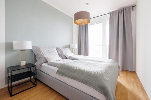 Säng eller sängar i ett rum på Lovely Apartment in Marina Tower - 10min to City Center