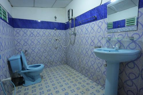 ein Bad mit einem WC und einem Waschbecken in der Unterkunft Hotel Savonrich in Anuradhapura