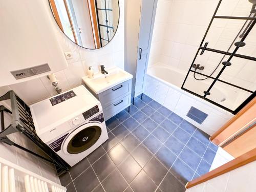 bagno con lavatrice e lavandino di Idyllische Wohnung mit Garten! a Bad Gleichenberg