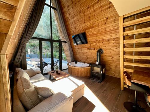 uma sala de estar com um sofá e um fogão em Pavliani4rest - Luxury Cabins em Pavliani