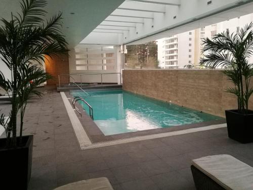 a swimming pool in the middle of a building at Exquisito y amplio departamento en el mejor sector de Reñaca in Concón