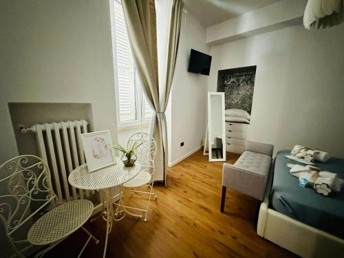 ein kleines Wohnzimmer mit einem Tisch und einem Bett in der Unterkunft Nontiscordardime in Orsogna