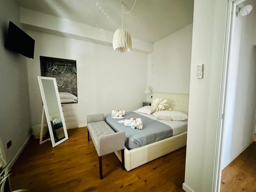 ein Schlafzimmer mit einem Bett mit einem Stuhl und einem Spiegel in der Unterkunft Nontiscordardime in Orsogna
