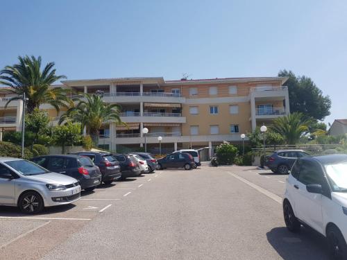 a parking lot with cars parked in front of a building at Trois pièces proche de la mer in Cannes