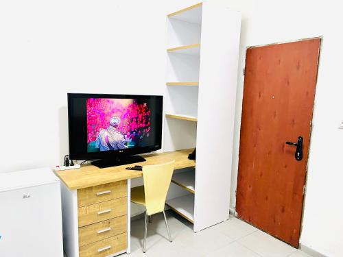 a room with a computer desk with a television at КВАРТИРА С ДВОРИКОМ! in Haifa