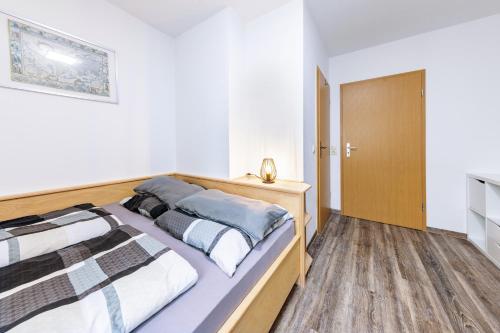 1 dormitorio con 2 camas y armario en Pension & Gaststätte Zur Salzgrube, en Sondershausen