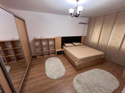 ein kleines Zimmer mit einem Bett und zwei Teppichen in der Unterkunft MNM Mitropolie in Iaşi
