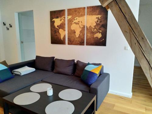 ein Wohnzimmer mit einem Sofa und einem Tisch in der Unterkunft Ferienwohnung im Mittelpunkt in Nortorf