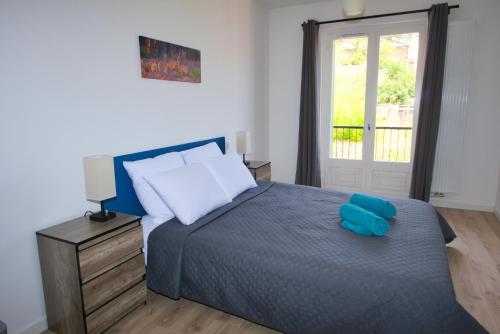 Tres Vents del Roser في برا-دو-مولو-لا-بريست: غرفة نوم عليها سرير وفوط زرقاء