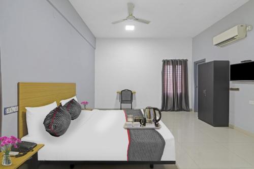 1 dormitorio con 1 cama blanca grande con almohadas en Townhouse De Alphabet en Hyderabad
