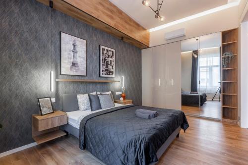 1 dormitorio con 1 cama grande en una habitación en Exclusive Dohany Apartment With Balcony next to the New York Café en Budapest
