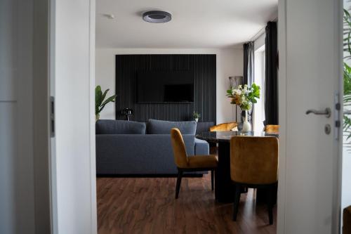 a living room with a table and a couch at JUNIK Apartments im Stadtzentrum in Duisburg
