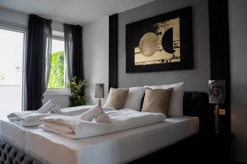 um sofá branco sentado num quarto com uma janela em JUNIK Apartments im Stadtzentrum em Duisburg