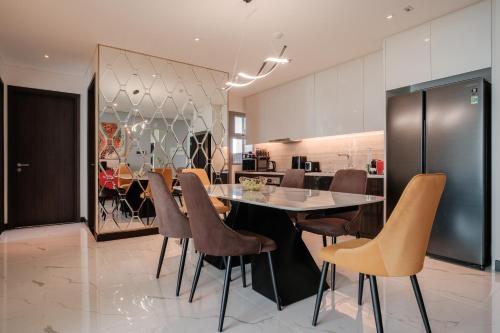 胡志明市的住宿－Lux Executive Residence @ Empire City by CIRCADIAN，厨房以及带桌椅的用餐室。