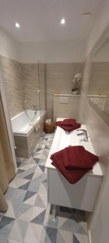 une salle de bain avec une baignoire, un lavabo et une douche dans l'établissement appartement centre ville avec terrasse, à Sanary-sur-Mer