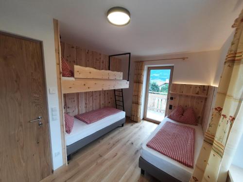 1 dormitorio con 2 literas y ventana en Hörmannhof en Bressanone