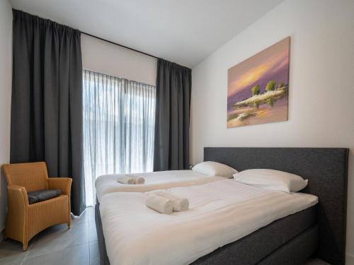 Cette chambre comprend 2 lits et une fenêtre. dans l'établissement Water villa with garden near Harderwijk, à Zeewolde