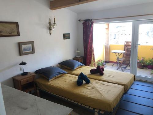 - une chambre avec 2 lits avec des chaussures dans l'établissement Appartement avec terrasse., à Apt