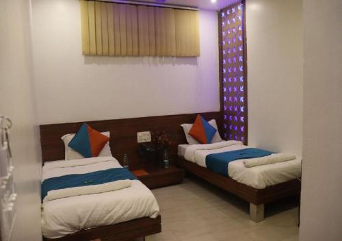 Ένα ή περισσότερα κρεβάτια σε δωμάτιο στο Dhanashree Lodging Aurangabad