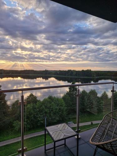 vistas al lago desde el balcón de una casa en Tila II, en Wałcz