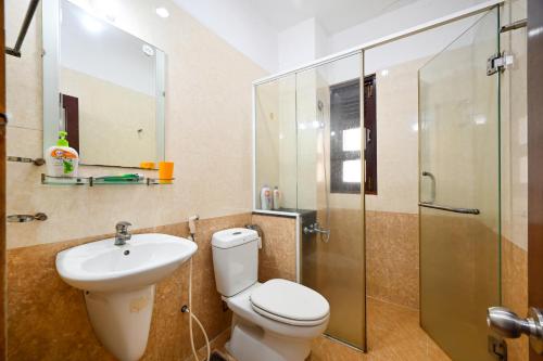 uma casa de banho com um WC, um lavatório e um chuveiro em Cali Homestay em Ho Chi Minh