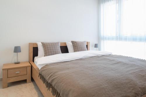 1 dormitorio con 1 cama grande y ventana en Nest - Bundesstrasse 6, en Zug