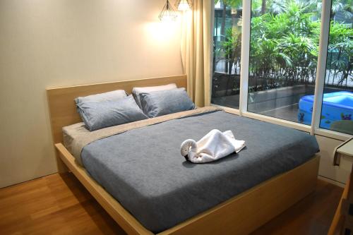 um quarto com uma cama com uma toalha em KLCC Skysuites with Private Balcony and Terrace em Kuala Lumpur