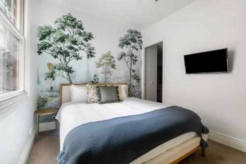 A bed or beds in a room at Heritage Charm in Melbourne's Heart with Rooftop