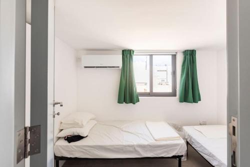 - une chambre avec un lit et des rideaux verts dans l'établissement SkyView Penthouse, Mell_4, à Mellieħa