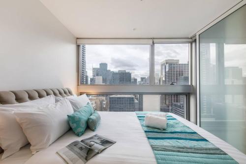 - une chambre avec un lit et une vue sur la ville dans l'établissement 'Rose Lane Retreat' Discover Melbourne City Charm, à Melbourne