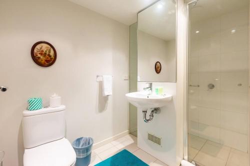 uma casa de banho com um WC, um lavatório e um chuveiro em New York Lofted CBD Retreat with Pool and Parking em Melbourne