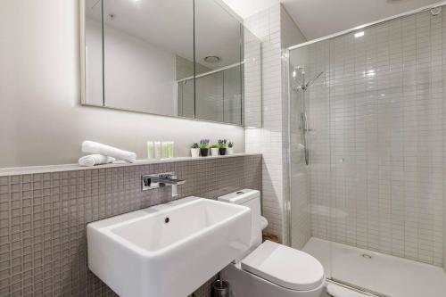 La salle de bains est pourvue d'un lavabo, de toilettes et d'un miroir. dans l'établissement 'Rose Lane Retreat' Discover Melbourne City Charm, à Melbourne