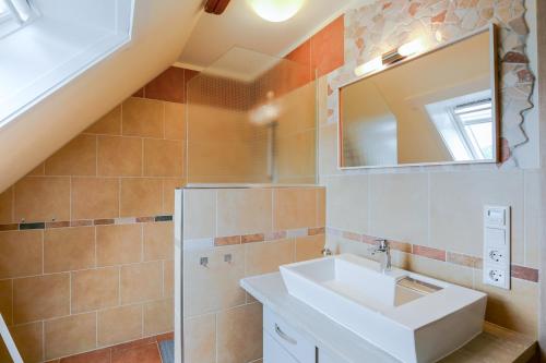 フーズムにあるNordsee & Waldのバスルーム(洗面台、鏡付)
