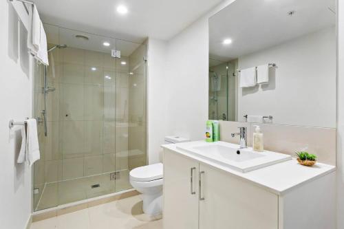 ein Bad mit einem WC, einem Waschbecken und einer Dusche in der Unterkunft Carlton Delight - Patio Abode near Queen Vic Market in Melbourne