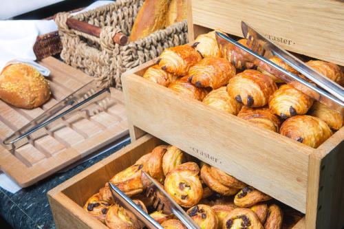 deux caisses en bois remplies de différents types de pain dans l'établissement InterContinental Bordeaux Le Grand Hotel, an IHG Hotel, à Bordeaux