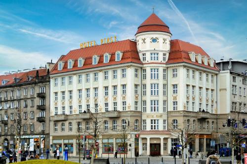 duży budynek z wieżą zegarową na górze w obiekcie Hotel Piast Wrocław Centrum we Wrocławiu