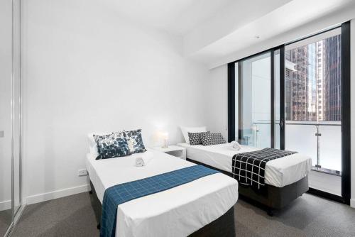 מיטה או מיטות בחדר ב-CBD Serenity with Luxury Rooftop Pool and Parking
