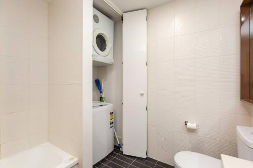 y baño con aseo y lavamanos. en A Modern Resort-style Stay near Crown Casino en Melbourne