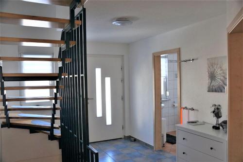 ObernheimにあるFerienhaus Heckのバスルーム付きの客室には階段があります。